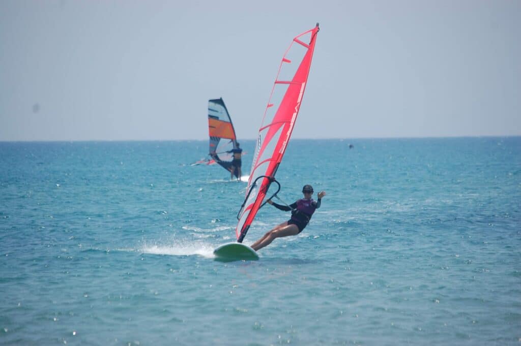 Nina machająca podczas windsurfingu